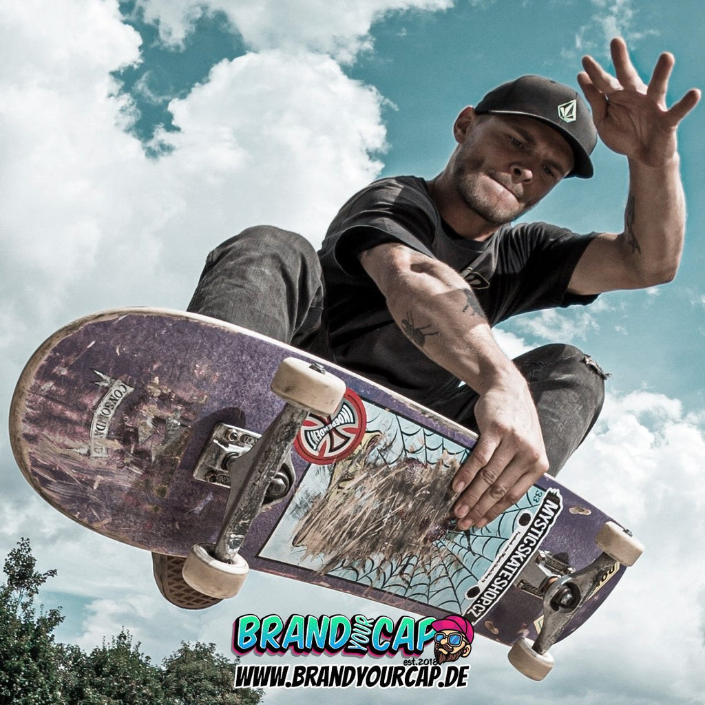 Skateboarden mit einer Flexfit-Cap - für Jung und Alt - BrandYourCap.de