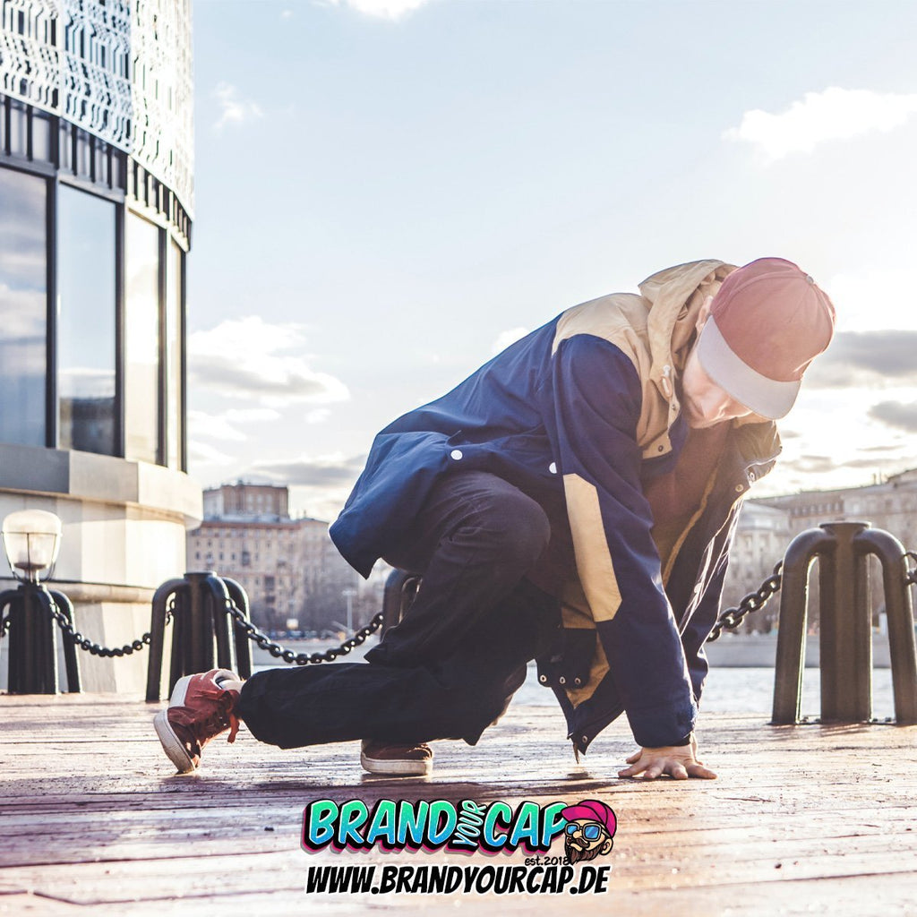 Wie ein Yupoong Custom Snapback eine positive Botschaft über Dein Unternehmen kommuniziert - BrandYourCap.de